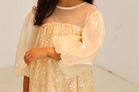 صورة فستان بريق وردي بلمسات فاخرة